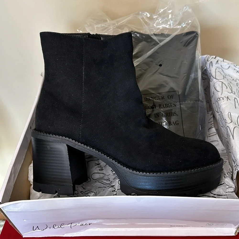 NWT Black Cushioned Zip-Up Ankle Boots by Wild Pair 1-1/2